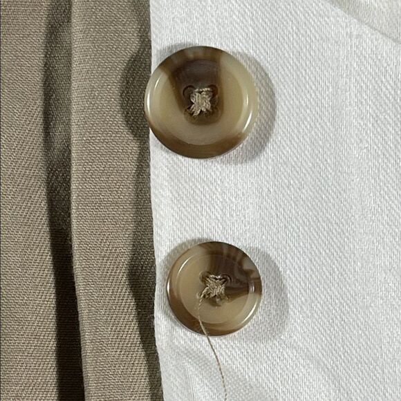 Lands' End mens khaki rugged double pleated expandable 9" chino shorts - size 42 - Picture 6 of 12